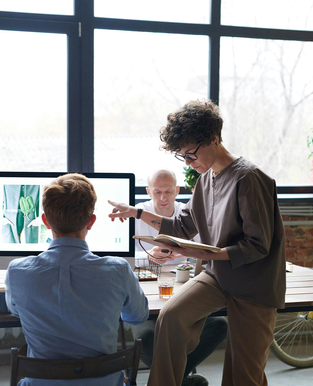 Drie collega's aan het werk