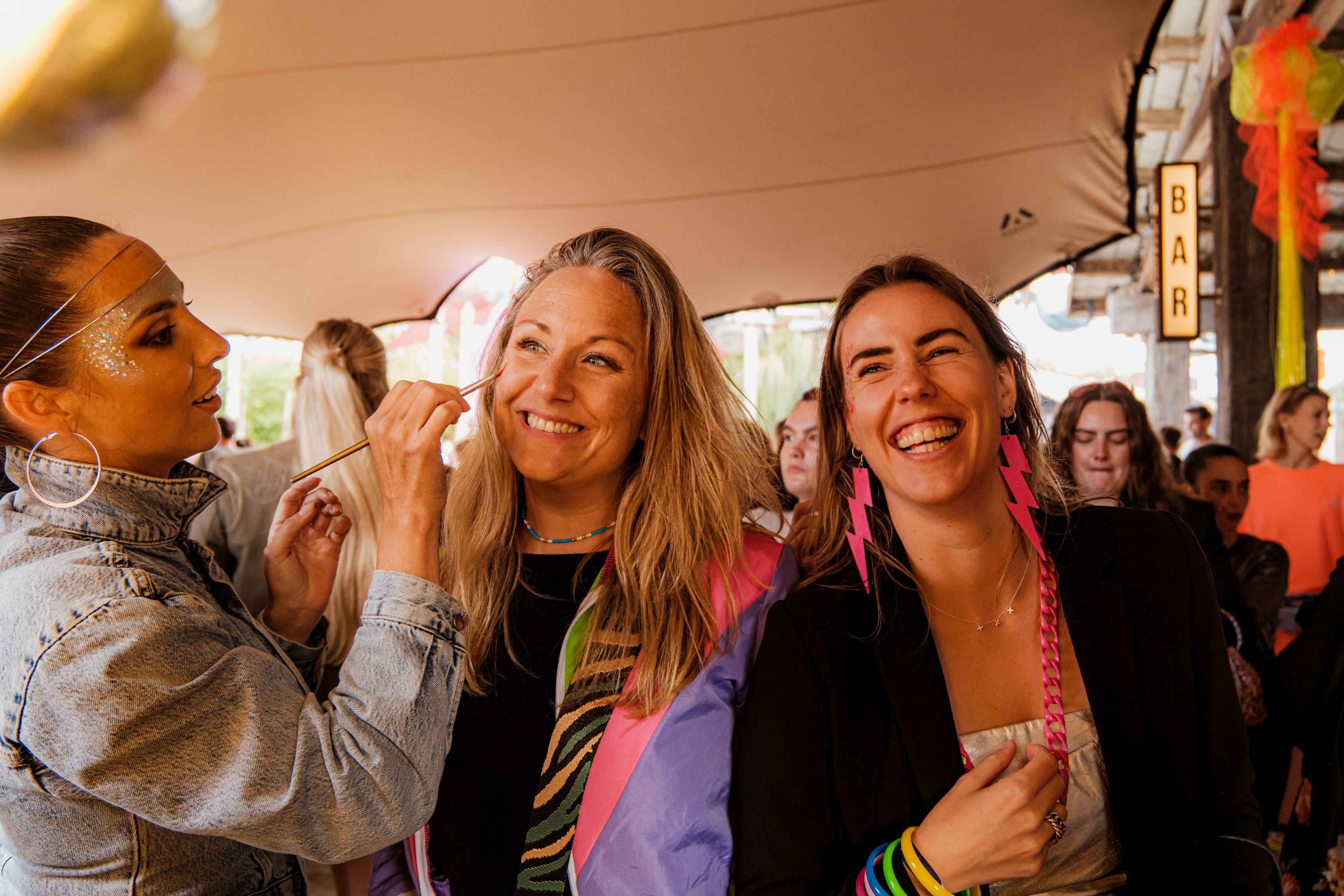 Collega's op bedrijfsfeest